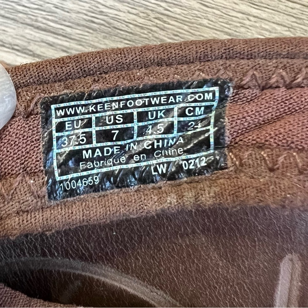 Keen brown leather floral etched flip flops size 7 - Picture 5 of 10